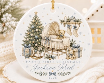 Decorazione natalizia personalizzata per il primo Natale del bambino (2026), decorazione natalizia per neonato, ricordo personalizzato con il nome del bambino, regalo per neonato in stile vintage ispirato a un libro di fiabe.