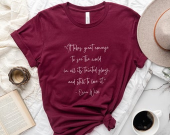 Puede incluir: Camiseta color burdeos con una cita blanca de Oscar Wilde: "Se necesita mucho valor para ver el mundo en toda su gloria manchada, y aún así amarlo."