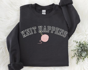 Knit Happens Sweatshirt, lustiges Stricken Shirt, Stricker Geschenk, Häkeln Liebhaber Shirt, Stricken Liebhaber Geschenke, Oma Geschenk, Stricker Sweatshirt