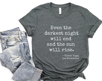 Puede incluir: Una camiseta gris oscuro jaspeada con texto blanco que dice "Incluso la noche más oscura terminará y el sol saldrá." El texto se atribuye a Victor Hugo, Los Miserables.
