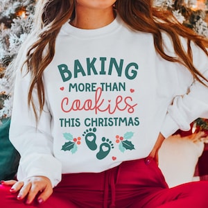 Camiseta de anuncio de embarazo de Navidad, regalo para futura mamá, sudadera de embarazo de Navidad, sudadera de espera, linda camiseta de anuncio de bebé