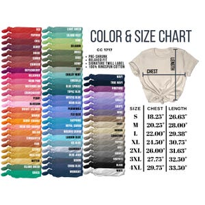 Pu&ograve; includere: Tabella di colori e taglie per una t-shirt disponibile in una variet&agrave; di colori e taglie. La tabella mostra le misure del torace e della lunghezza in pollici per le taglie S, M, L, XL, 2XL, 3XL e 4XL.