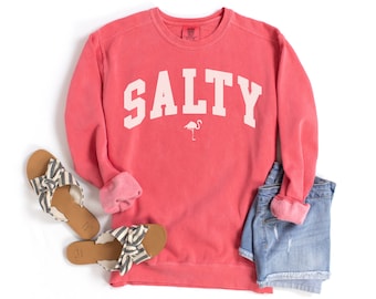 Comfort Colors Salty スウェットシャツ、ビーチスウェットシャツ、ビーチ好きへのギフト、サマークルーネック、バケーションスウェットシャツ、ビーチフルフラミンゴシャツ、