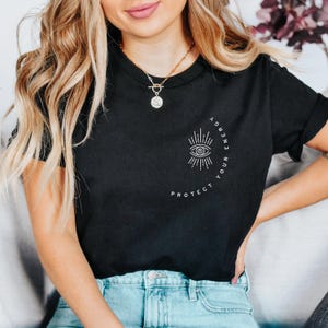 Camiseta Protect Your Energy, camiseta de protección espiritual para los ojos, camiseta estética mística de moda, regalo para buscadores espirituales, camiseta celestial, imagen 4