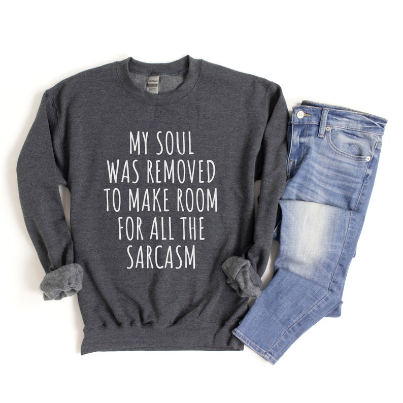 Może przedstawiać: Szara bluza z nadrukiem "My soul was removed to make room for all the sarcasm" w kolorze białym.