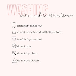 Op de afbeelding: Wasinstructies voor een kledingstuk. Draai het shirt binnenstebuiten, machinewas koud met gelijke kleuren, drogen in de droger op lage temperatuur, niet strijken, niet chemisch reinigen en geen bleekmiddel gebruiken.