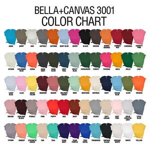 Pu&ograve; includere: Tabella colori per t-shirt Bella+Canvas 3001, con una vasta gamma di colori. La tabella mostra varie tonalit&agrave;, tra cui Aqua, Army, Ash e altro. Il testo "TABELLA COLORI" &egrave; ben visibile in alto.
