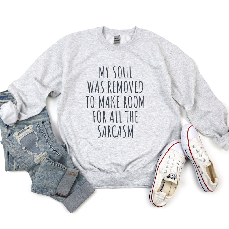 Może przedstawiać: Szara bluza z nadrukiem "My soul was removed to make room for all the sarcasm" na przodzie.