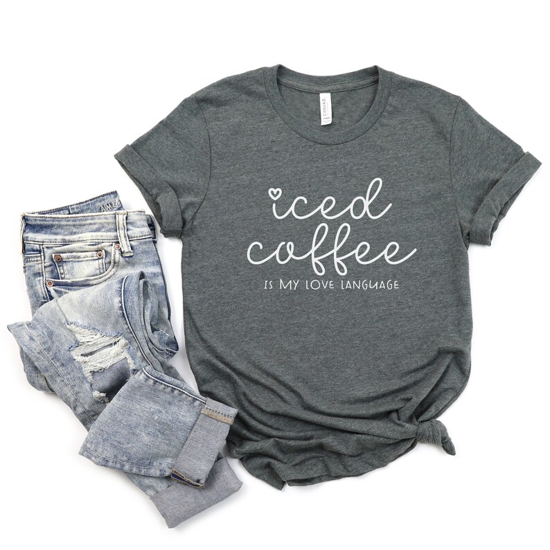 Puede incluir: Una camiseta gris oscuro con el texto "iced coffee is my love language" en letras blancas.