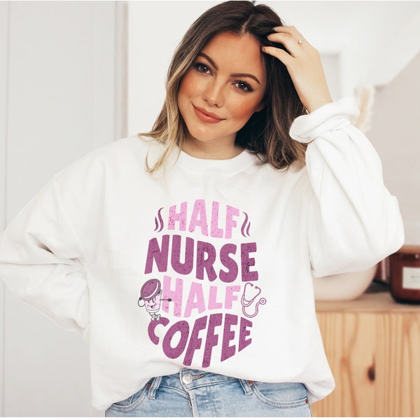Halbe Krankenschwester halber Kaffee Sweatshirt, Retro Krankenschwester Sweatshirt, lustiges Krankenschwester Shirt, Geschenk für Krankenschwester, ER Krankenschwester Rundhalsausschnitt, RN Sweatshirt