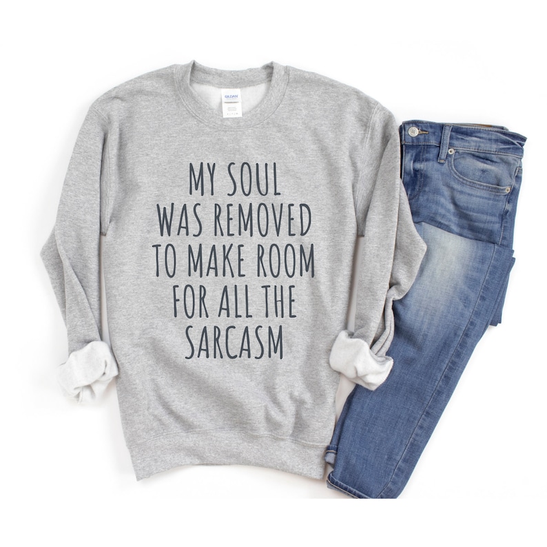 Może przedstawiać: Szara bluza z nadrukiem "My soul was removed to make room for all the sarcasm" w kolorze czarnym.