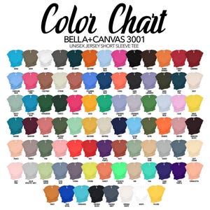 Pu&ograve; includere: Tabella colori per t-shirt unisex a maniche corte in jersey BELLA+CANVAS 3001. La tabella mostra una vasta gamma di colori, tra cui acquamarina, nero e rosso. Ogni colore &egrave; etichettato con il suo nome.