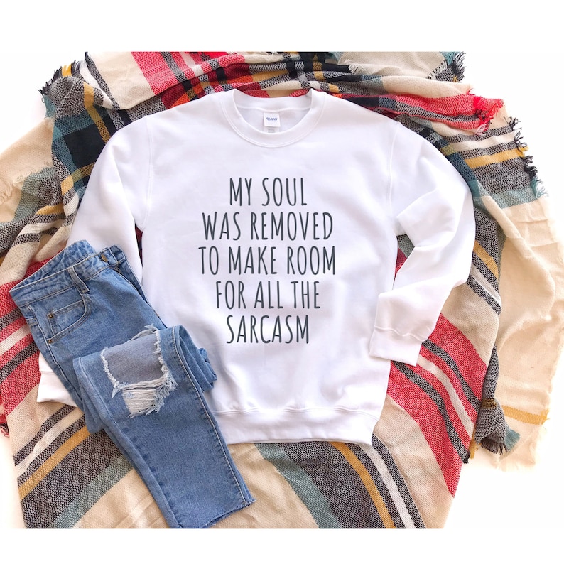 Może przedstawiać: Biała bluza z nadrukiem "My soul was removed to make room for all the sarcasm" na przodzie.