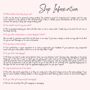 以下が含まれることがあります： 薄いピンク色の背景に「Shop Information」のテキスト。テキストは、印刷方法、シャツのお手入れ、カスタマイズ、返品ポリシー、速達、発送に関する質問に答えます。
