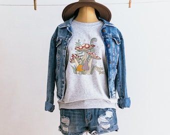 Cottagecore Sweatshirt, Trippy Mushrooms Sweatshirt, Cottagecore Aesthetic, Retro Crewneck Sweatshirt, Vintage Mushrooms Sweater
