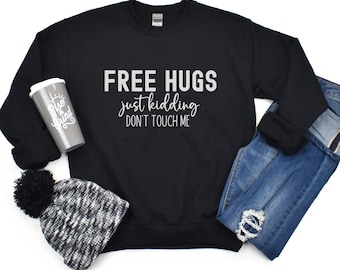 Bluza z nadrukiem "Free Hugs", bluza z napisem "Sarkastyczna", bluza z napisem "Free Hugs Just Kidding Don't Touch Me", zabawna bluza z napisem "Introwertyk"