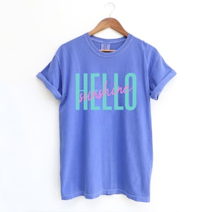 Pu&ograve; includere: Un cartello in legno rustico con la scritta "Welcome to our home" in stile scritto a mano. Il cartello presenta una finitura invecchiata e un design semplice e invitante, perfetto per un portico o un ingresso.