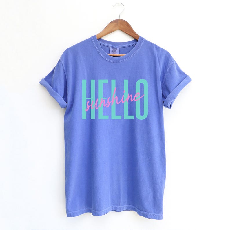 Pu&ograve; includere: Un cartello in legno rustico con la scritta "Welcome to our home" in stile scritto a mano. Il cartello presenta una finitura invecchiata e un design semplice e invitante, perfetto per un portico o un ingresso.