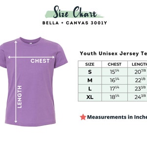 Puede incluir: Tabla de tallas para camisetas de jersey unisex para j&oacute;venes en tallas S, M, L y XL. Las medidas est&aacute;n en pulgadas. La tabla muestra las medidas de pecho y largo para cada talla.