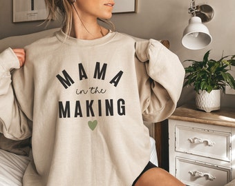 Mama in der Herstellung Sweatshirt, Schwangerschaft offenbaren Shirt, Mama Sweatshirt, Mutter zu sein Geschenk, Baby-Dusche-Geschenk, Schwangerschaft Sweatshirt
