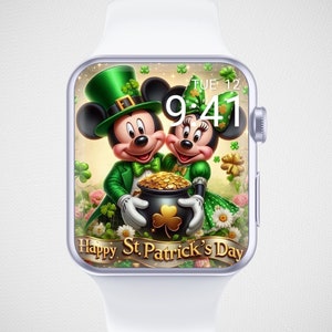 Puede incluir: Un Apple Watch blanco con una esfera verde, dorada y blanca con Mickey y Minnie Mouse vestidos con sombreros de trébol verde y sosteniendo una olla de oro. La esfera del reloj dice "Happy St. Patrick's Day" y muestra la hora 9:41.