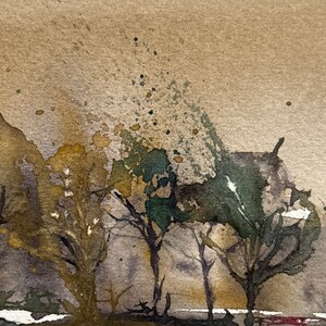 Dipinto originale ad acquerello raffigurante una foresta autunnale con alberi verdi. Piccola opera d'arte astratta ad acquerello realizzata a mano su carta. Cartolina postale artistica.