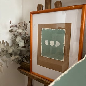 Pittura delle fasi lunari – Arte mista verde e bianca – Decorazione murale boho