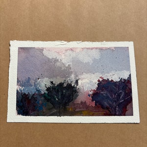 Dipinto originale ad acquerello di foresta autunnale con nuvole nel cielo. Piccola opera d'arte astratta fatta a mano su carta. Cartolina Mail Art
