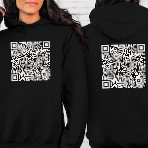Op de afbeelding: Zwarte hoodie met een witte QR-code die op de voor- en achterkant is gedrukt.