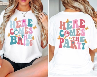 Lindas camisetas retro onduladas JGA Bride & Team frente o espalda impresas para mujer, Team Bride Thirt Groovy Gifts, Here Comes The Bride Party camiseta