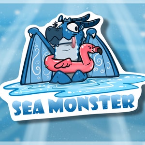 Puede incluir: Un dragón azul de dibujos animados con un flotador de piscina rosa en forma de flamenco, flotando en una piscina azul con el texto "SEA MONSTER" debajo.