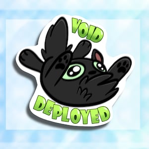 Puede incluir: Una pegatina de gato de dibujos animados negro con ojos verdes y las palabras "VOID DEPLOYED" en verde. El gato está en una pose juguetona, con las patas hacia arriba. La pegatina tiene un borde blanco y un fondo azul.