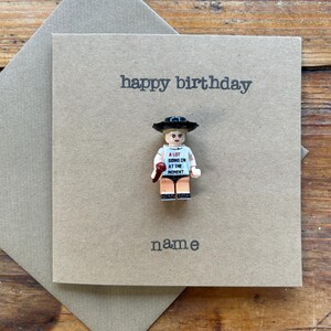 Tarjeta de felicitación estampada a mano con texto en inglés "Feliz cumpleaños", minifigura personalizada de Taylor Swift Era ENVÍO GRATIS AL REINO UNIDO