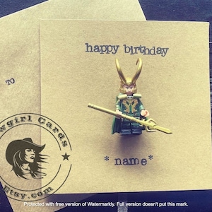 Biglietto d'auguri timbrato a mano, regalo personalizzato con minifigure del supereroe Loki e auguri di buon compleanno, spedizione gratuita nel Regno Unito