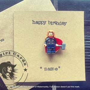 Hand gestempeld minifiguur wenskaart cadeau gepersonaliseerde gelukkige verjaardag Thor superheld GRATIS Britse verzending