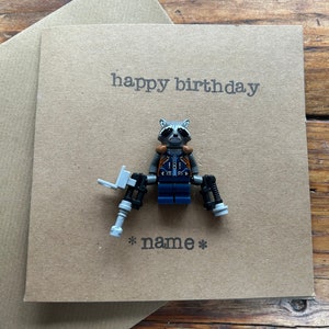 Handgestempeld wenskaart Cadeau Fijne verjaardag Gepersonaliseerde Guardians of the Galaxy Rocket Family Minifiguur GRATIS VERZENDING VK
