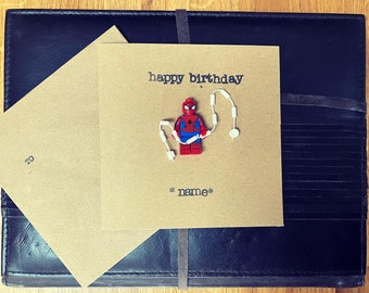 Biglietto d'auguri personalizzato con minifigure timbrato a mano, regalo di compleanno Spider Man Supereroe, SPEDIZIONE GRATUITA NEL REGNO UNITO
