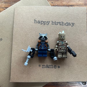Handgestempeld wenskaart Cadeau Fijne verjaardag Gepersonaliseerde Guardians Rocket Minifiguur GRATIS VERZENDING VK