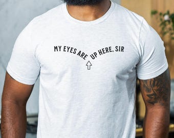 Camiseta divertida y atrevida de inspiración retro para papás gays, papás de perros, camisetas inapropiadas o camisetas que se vuelven duras / Mis ojos están aquí arriba, señor. Camiseta unisex.