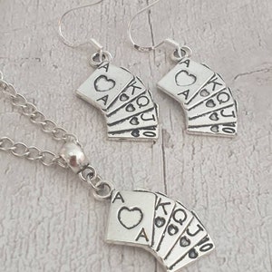 Set di gioielli con ciondolo a forma di carte da gioco, orecchini pendenti e collana in sacchetto regalo