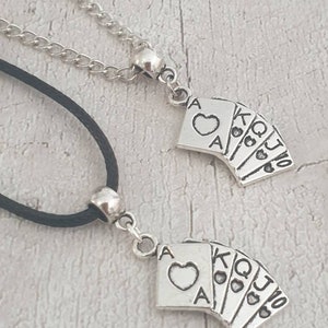 Collana con ciondolo a forma di carta da gioco, placcata in argento o cordino cerato, lunghezze variabili, confezione regalo
