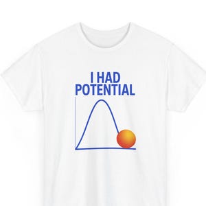 Könnte beinhalten: Ein weißes Kurzarm-T-Shirt mit einer blauen Grafik einer Glockenkurve und dem Text I HAD POTENTIAL in blauen Großbuchstaben. Eine orangefarbene Kugel befindet sich an der Basis der Kurve auf der rechten Seite des Grafikdesigns.