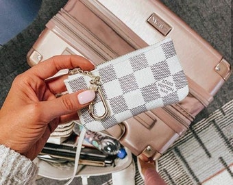 louis vuitton white key pouch