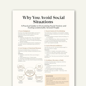 Puede incluir: Una taza de cerámica blanca con asa negra y el texto "But First, Coffee" en negrita negra. La taza se destaca sobre un fondo borroso, resaltando su diseño limpio.