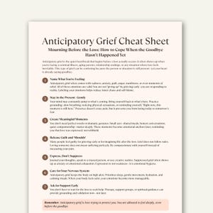 Op de afbeelding: Een gedrukte cheat sheet getiteld "Anticipatory Grief Cheat Sheet" met advies over het omgaan met verlies. Het document bevat genummerde punten over het beheersen van emoties, aanwezig blijven en het zoeken van steun. Zwarte tekst op een crèmekleurige achtergrond.