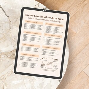Puede incluir: Una tableta digital muestra una "Hoja de trucos de rutina de amor seguro" con pr&aacute;cticas diarias para relaciones saludables. El texto blanco est&aacute; sobre un fondo claro. La tableta est&aacute; sobre una superficie clara.