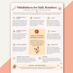 Puede incluir: Un póster informativo beige titulado Mindfulness for Daily Routines con instrucciones de texto para actividades como cepillarse los dientes, ducharse, comer y viajar. Incluye un cuadro central de reinicio y varios iconos florales.