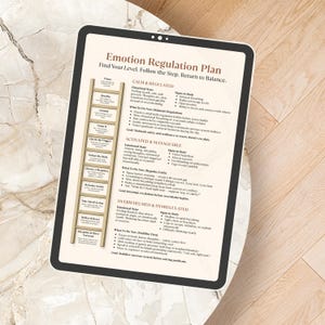 K&ouml;nnte beinhalten: Ein digitales Tablet zeigt einen "Emotion Regulation Plan" mit Text und einer Leitergrafik. Der Plan umrei&szlig;t Schritte zur Emotionsbew&auml;ltigung, einschlie&szlig;lich Abschnitte wie "Calm & Regulated" und "Activated & Manageable". Das Tablet liegt auf einer hellen, gemusterten Oberfl&auml;che.