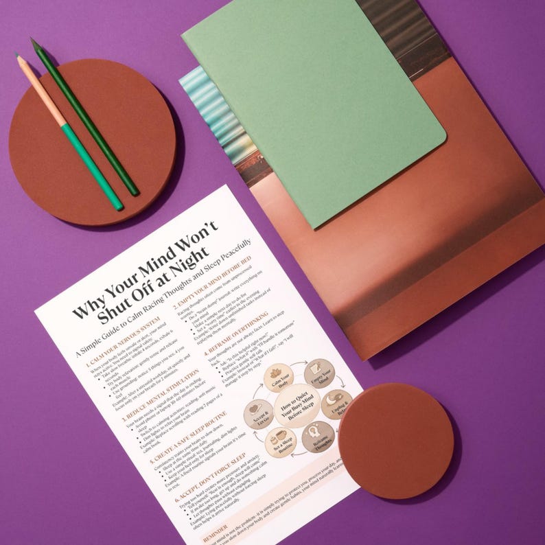Puede incluir: Vista a&eacute;rea sobre una superficie p&uacute;rpura con una gu&iacute;a titulada "Why Your Mind Won't Shut Off at Night". Incluye un cuaderno verde, un posavasos marr&oacute;n y dos l&aacute;pices. Los l&aacute;pices son verdes y melocot&oacute;n. La gu&iacute;a ofrece consejos.