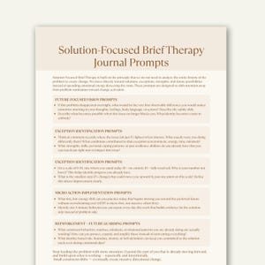 以下が含まれることがあります： 「Solution-Focused Brief Therapy Journal Prompts」というタイトルのベージュ色のジャーナルページ。テキストは、解決策と将来の可能性に焦点を当てた自己反省のためのプロンプトを提供します。ビジョン、例外、マイクロアクションに関するセクションが含まれています。